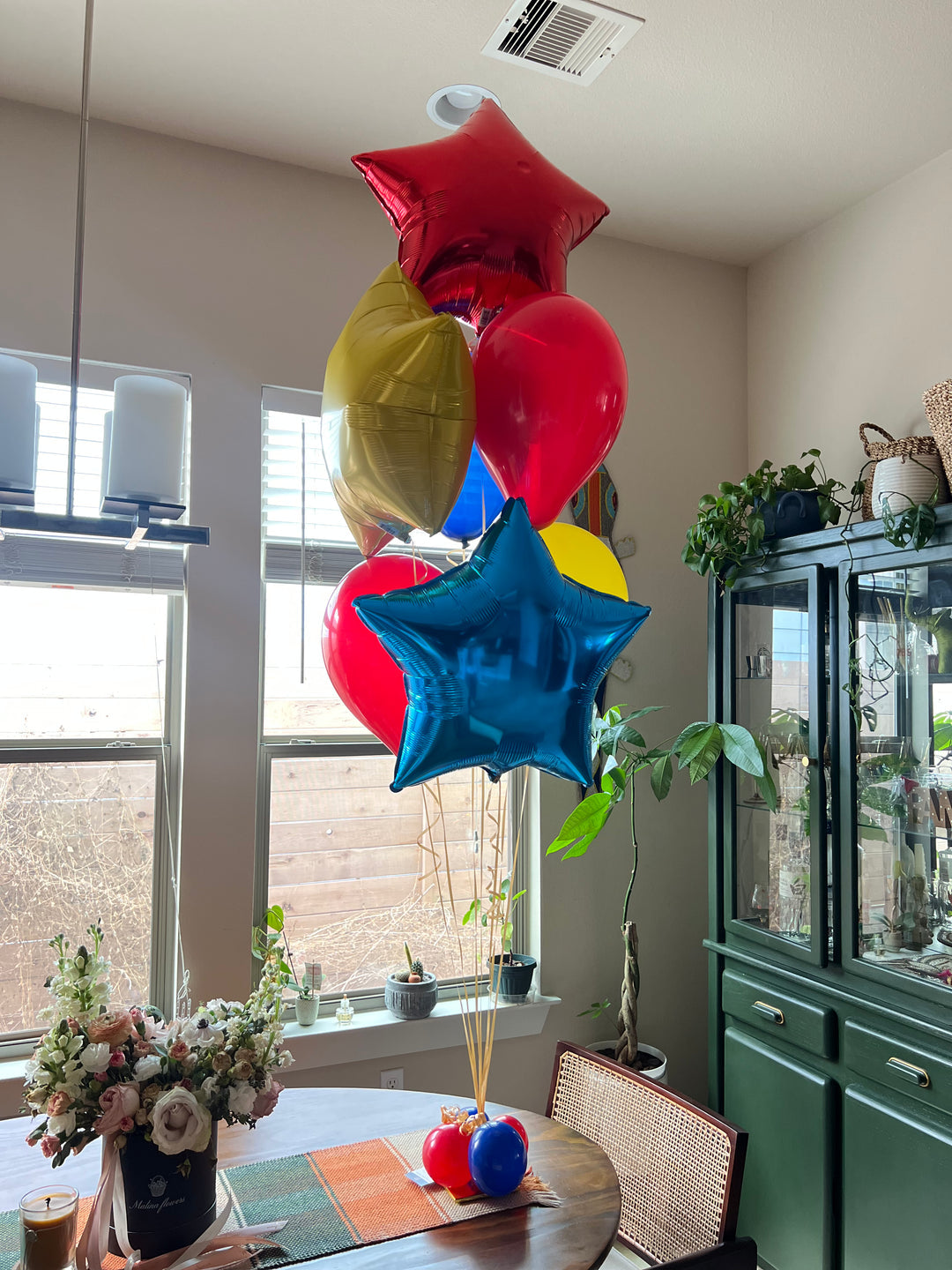 Centerpiece of 6 mylar and latex balloons