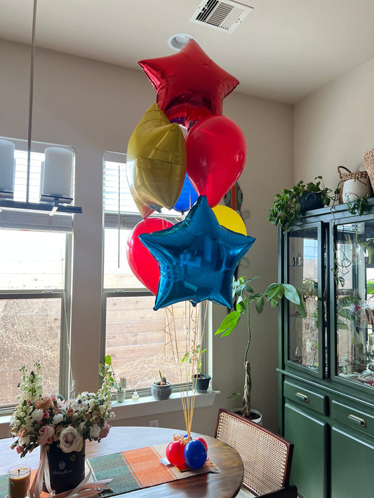 Centerpiece of 6 mylar and latex balloons